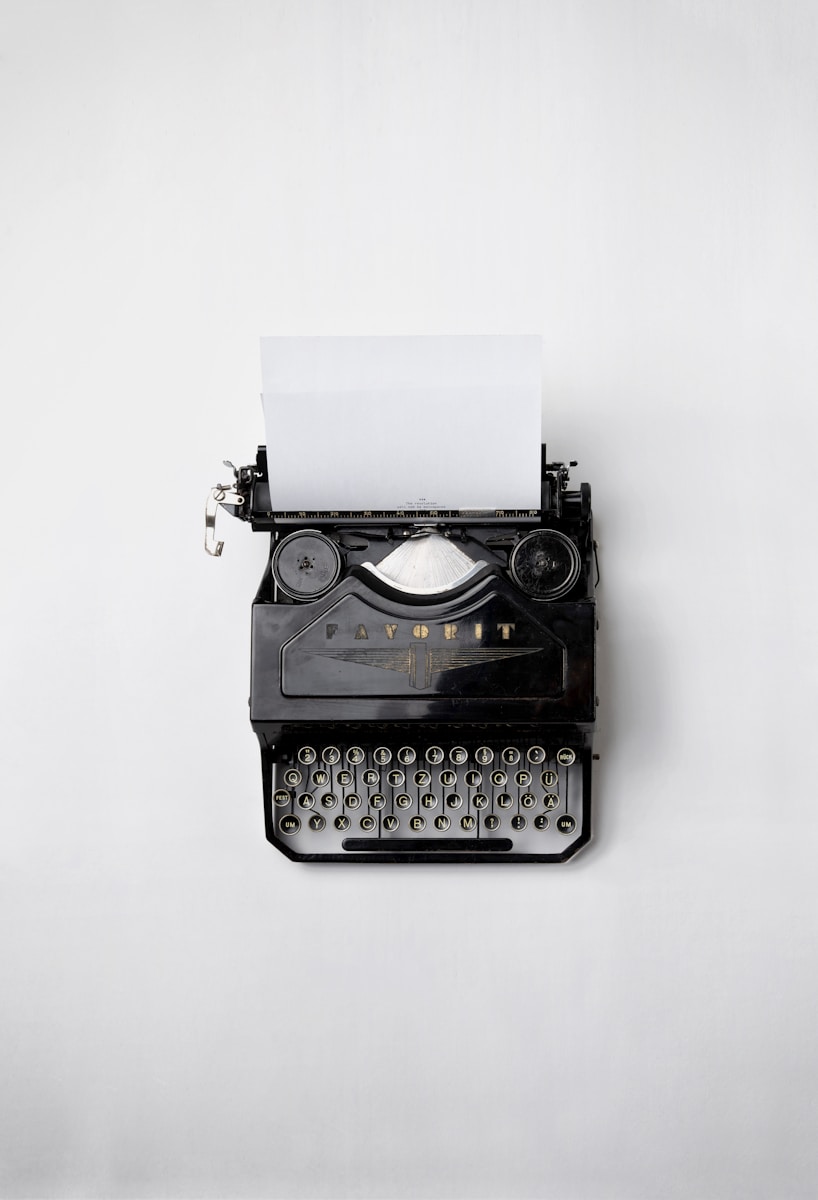 Photo by Florian Klauer black Fayorit typewriter with printer paper